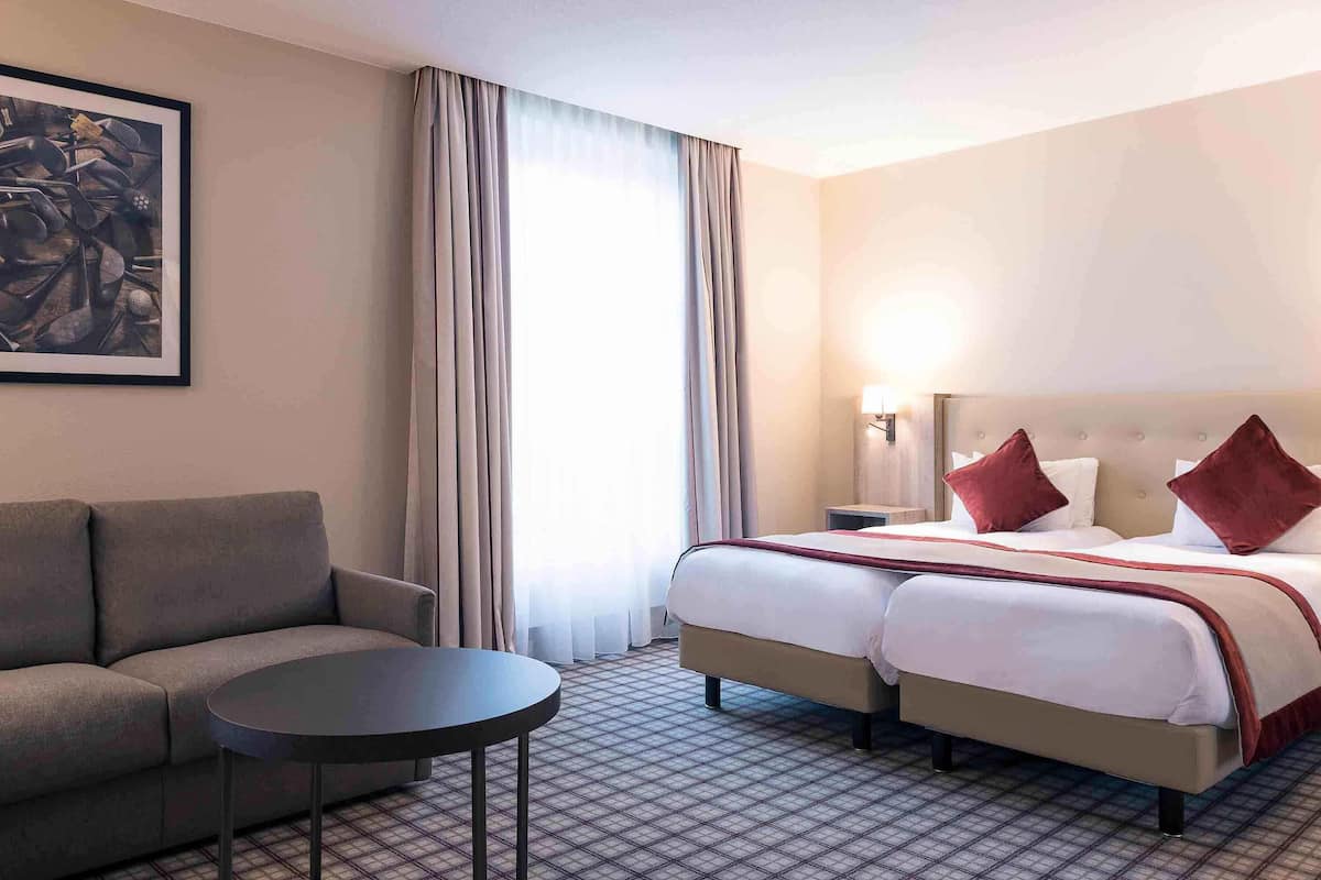 Classic Double Room | In-room safe, desk, laptop workspace, blackout drapes