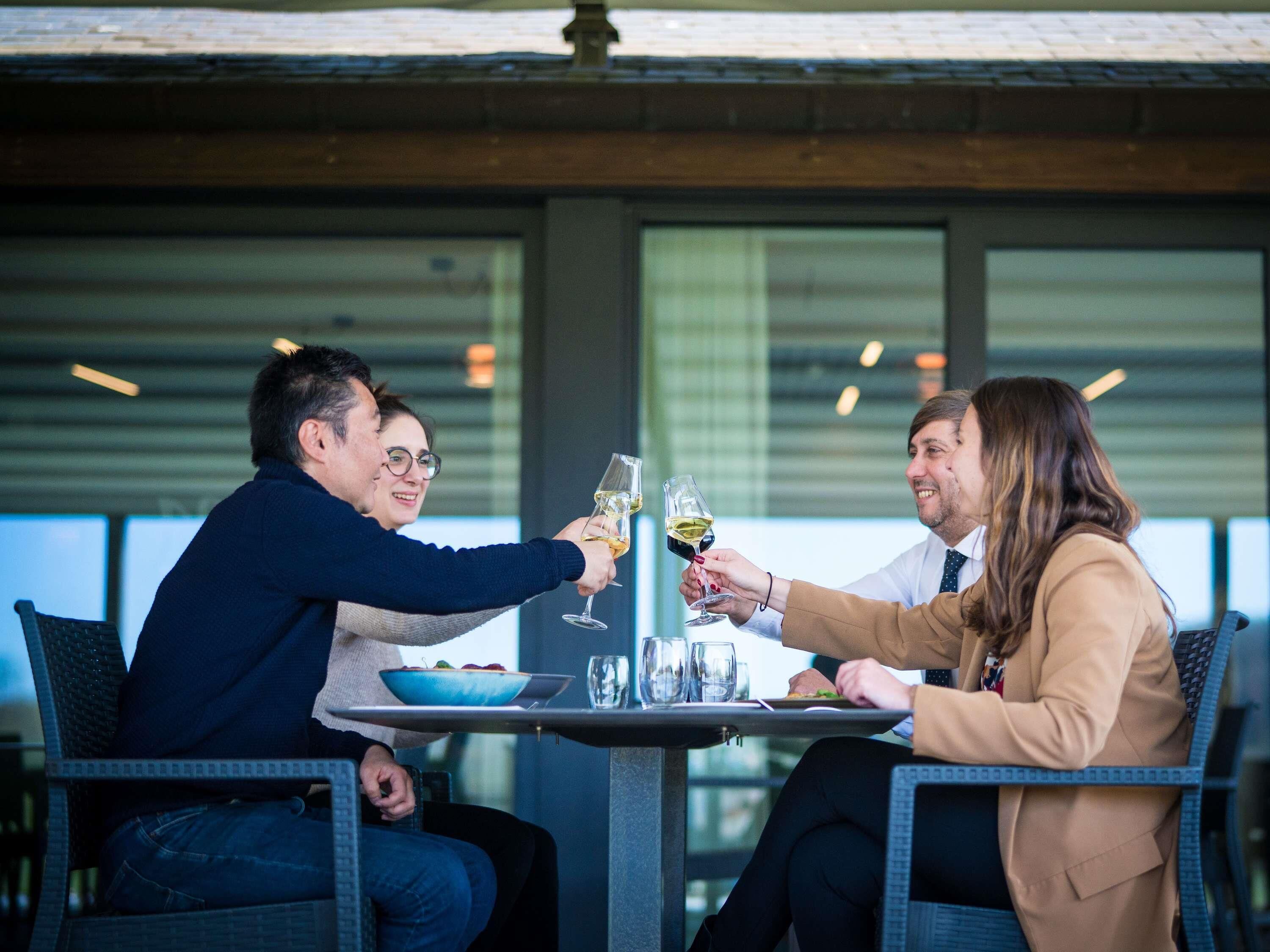 lunch and dinner served, golf course views