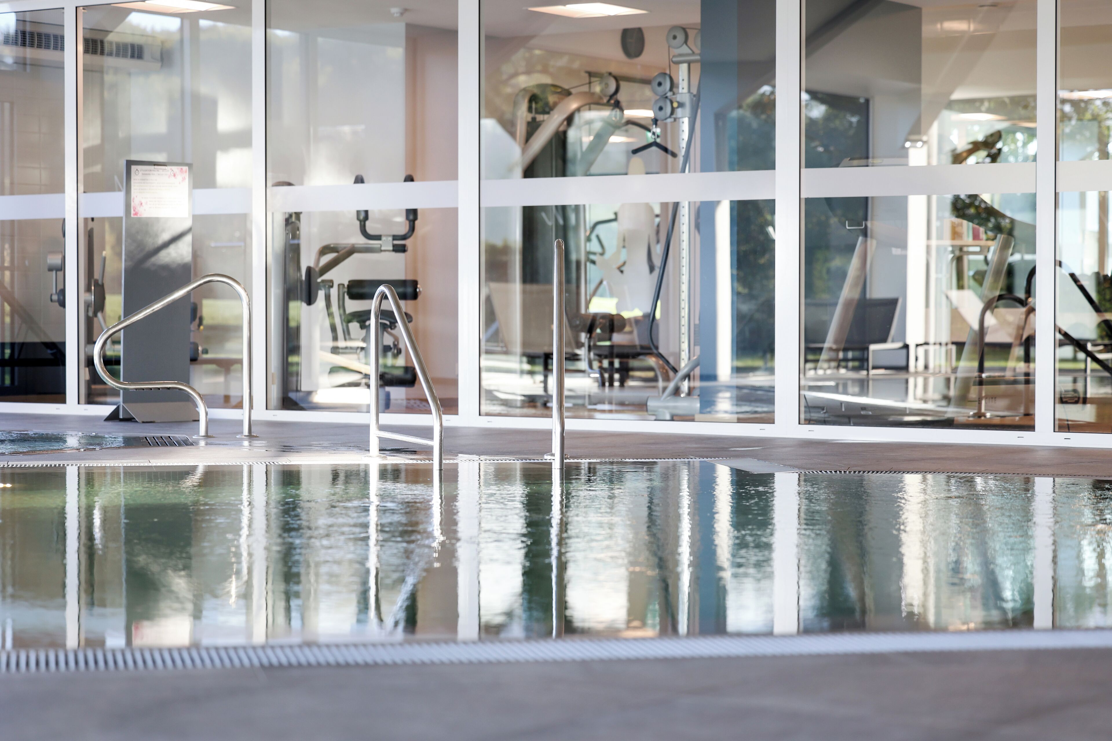 Piscina coperta, lettini