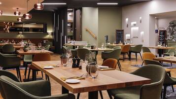 Déjeuner et dîner servis sur place, vue sur le golf