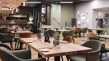 Lunch och middag serveras, med utsikt mot golfbanan