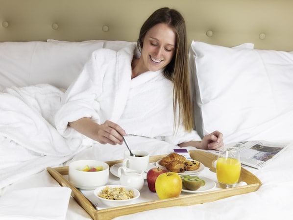 Petit déjeuner buffet servi les week-ends (25 EUR par personne)