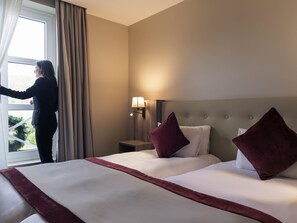 In-room safe, desk, laptop workspace, blackout curtains - Hotel Mercure Luxembourg Kikuoka Golf & Spa (Lenningen)