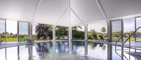 Piscine intérieure, chaises longues