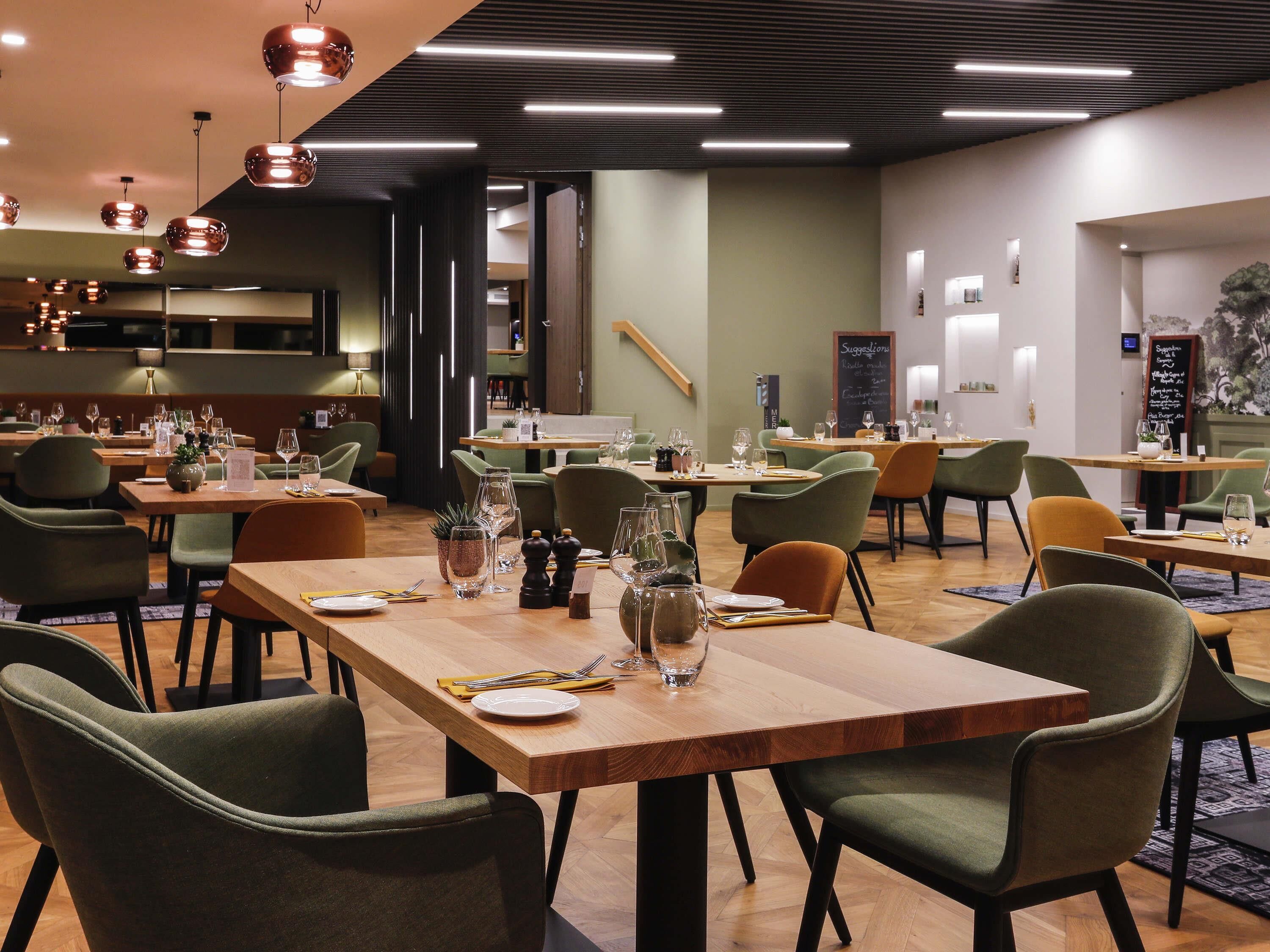 Déjeuner et dîner servis sur place, vue sur le golf 