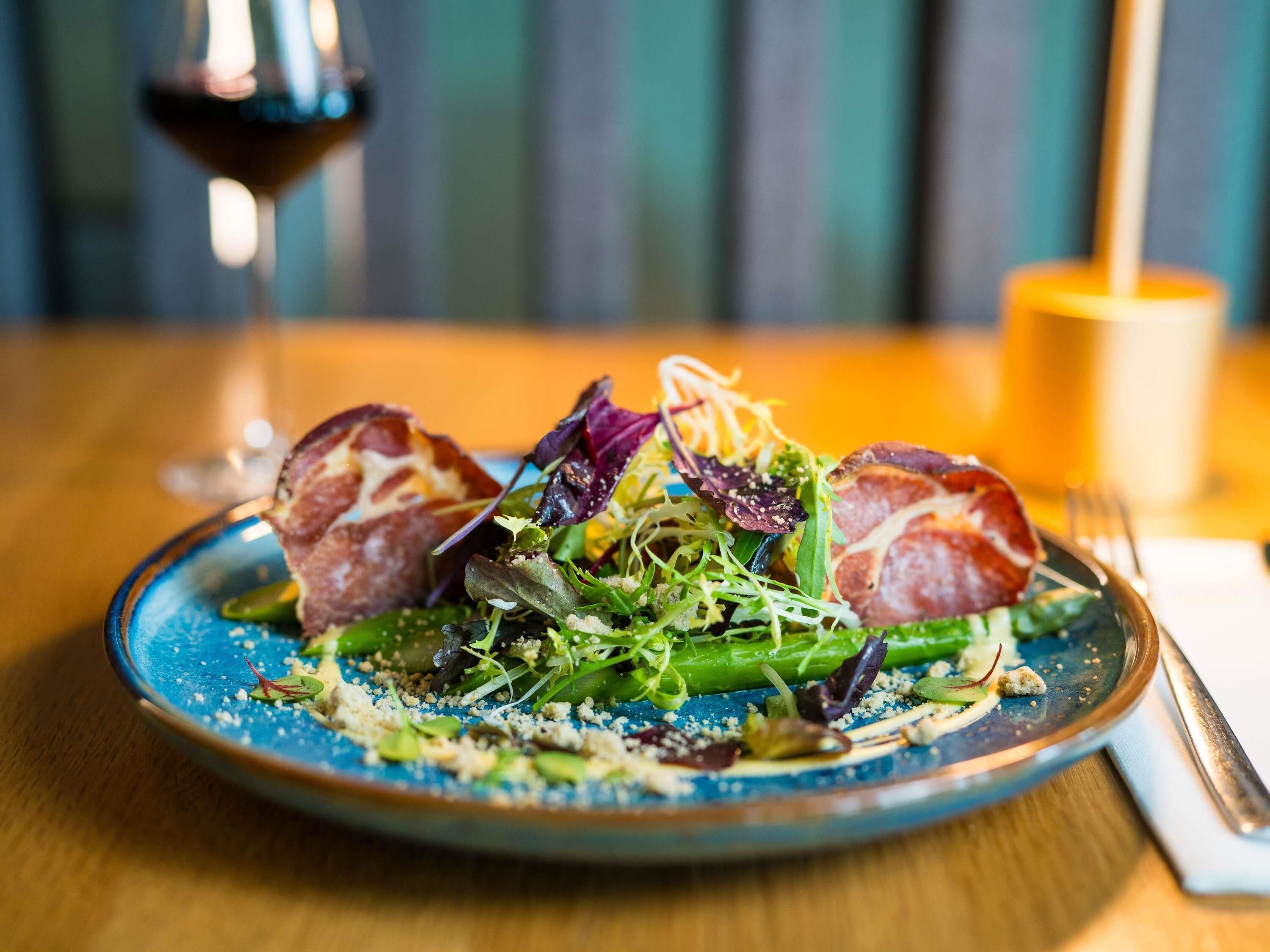 Un plato de comida con abundantes vegetales.