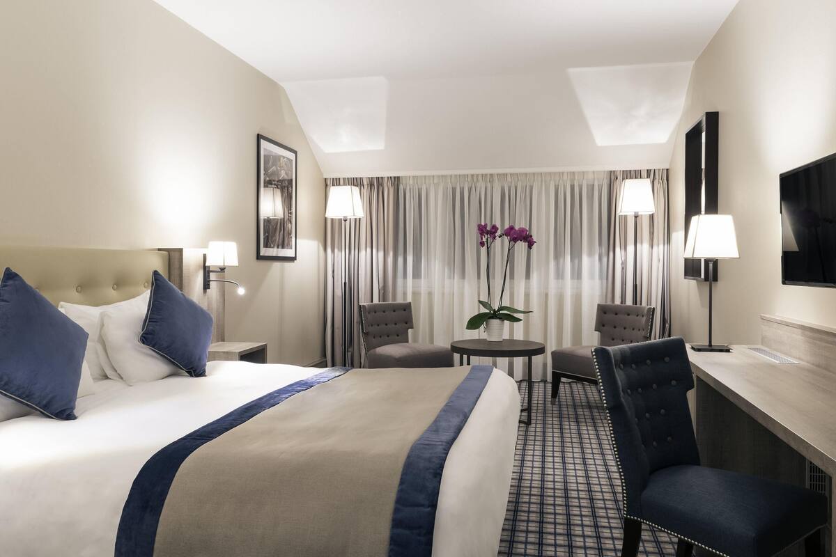 Classic Double Room | In-room safe, desk, laptop workspace, blackout curtains