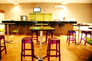 2 bars/lounges