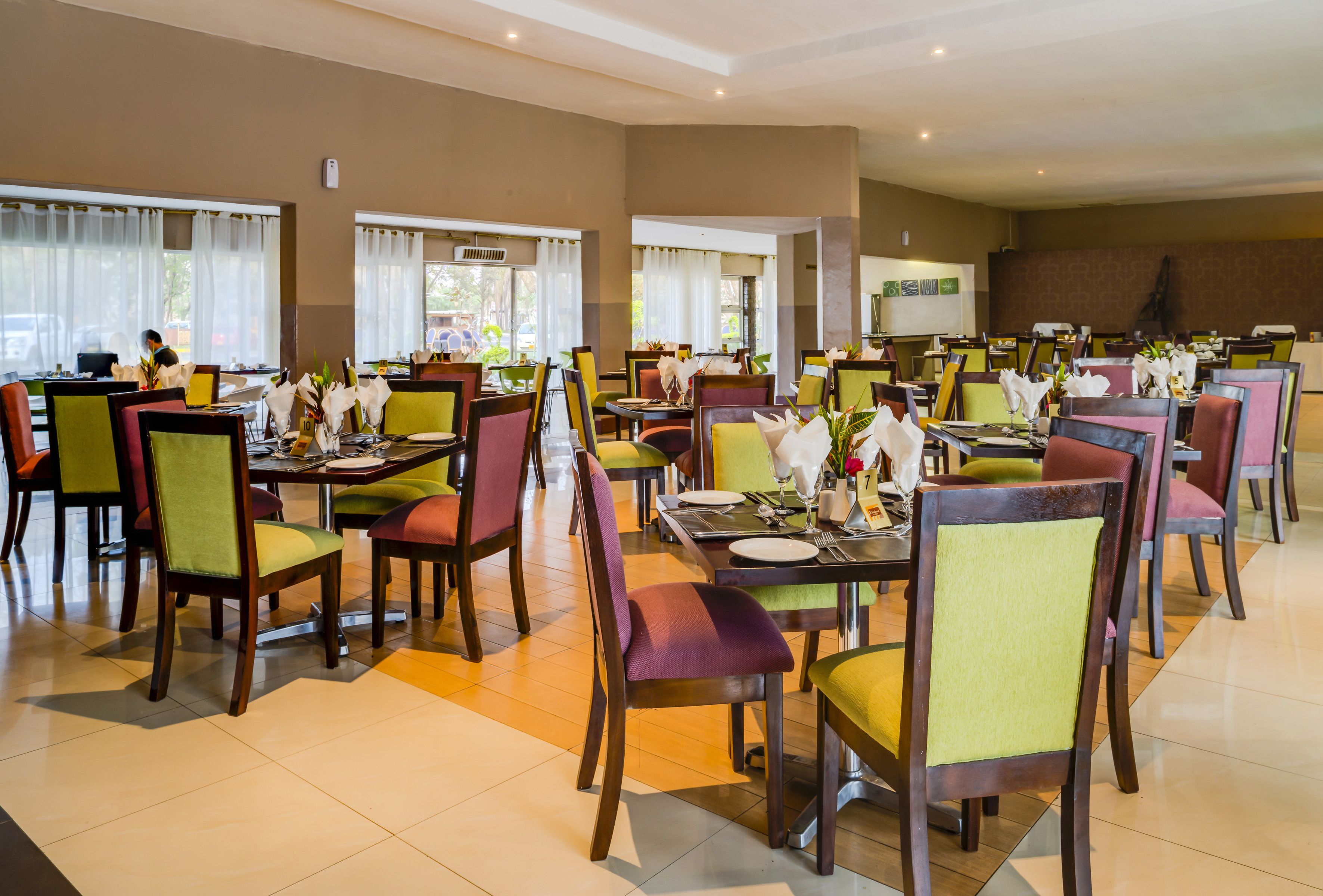 供應早餐、午餐和晚餐，國際料理，花園景觀