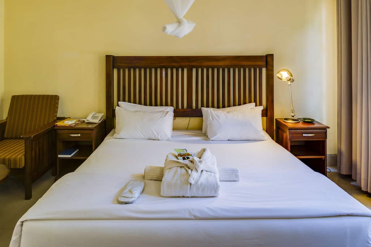 Casita Double Room | Minibar, in-room safe, iron/ironing board (on request), cribs (free)