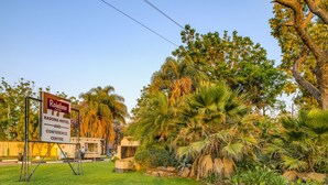 Segnaletica per il Kadoma Hotel and Conference Centre, immerso nel verde e circondato da palme.