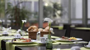 Bữa sáng buffet hàng ngày (20 EUR/mỗi người)