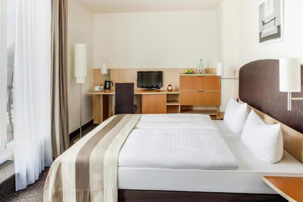 Hypo-allergenic bedding, in-room safe, desk, laptop workspace