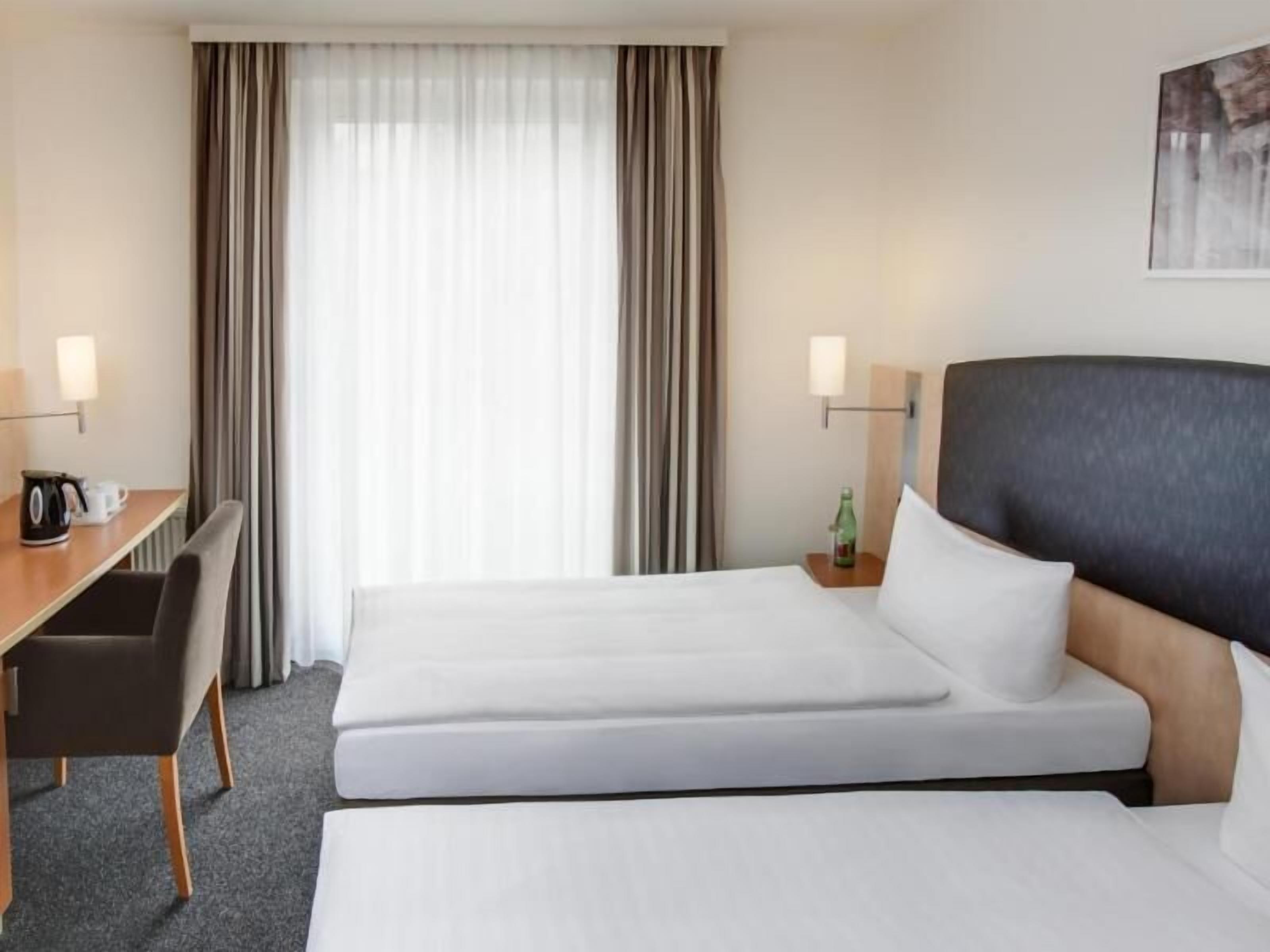 Seprai antialergi, brankas, meja kerja, dan ruang kerja ramah laptop