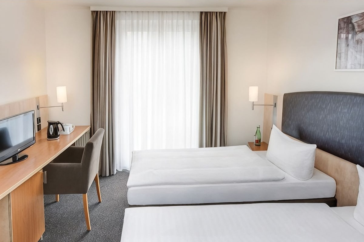 Hypo-allergenic bedding available, in-room safe, desk, laptop workspace