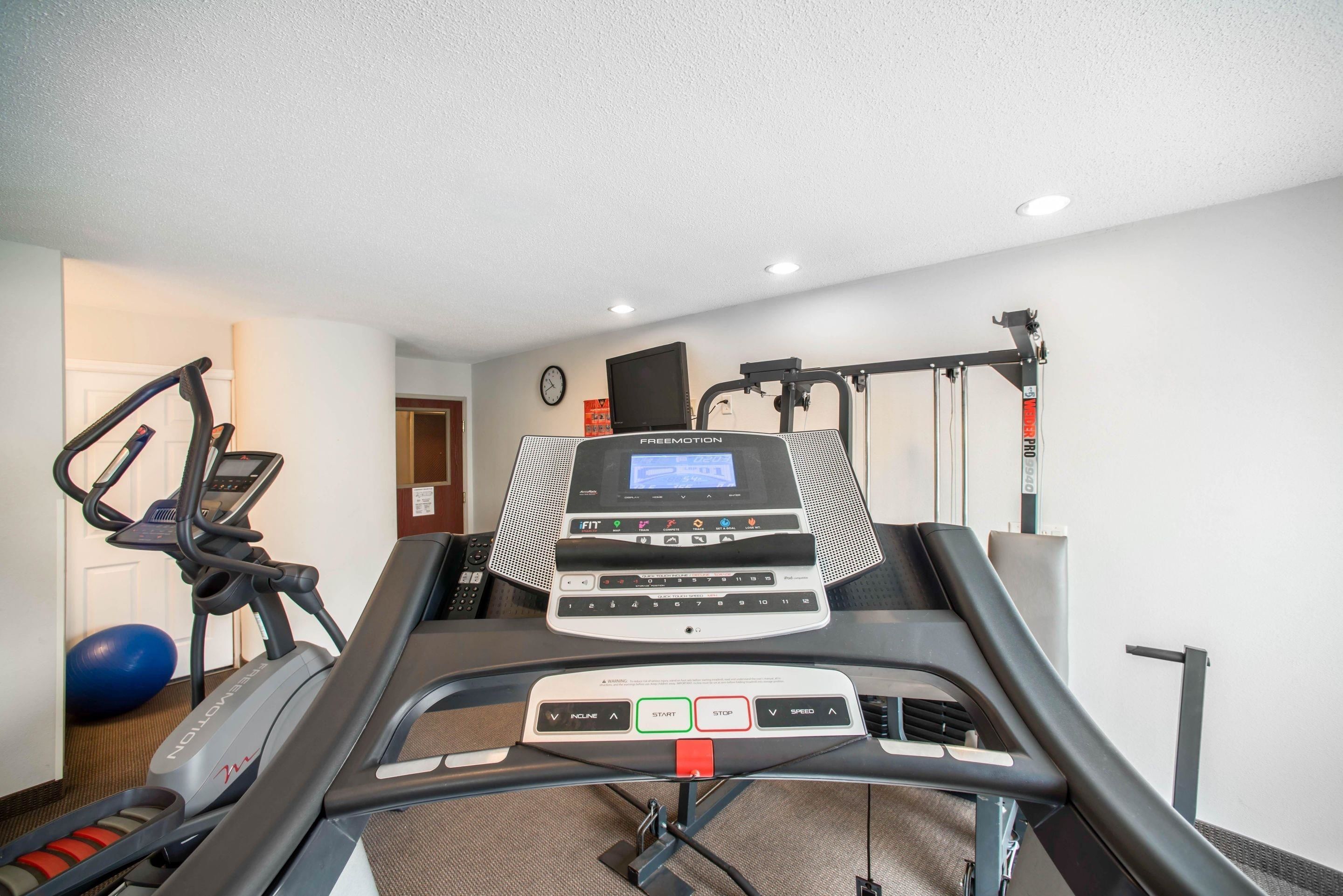 Ein Fitnessstudio mit Laufbändern, einem Ergometer und einem Kraftgerät.