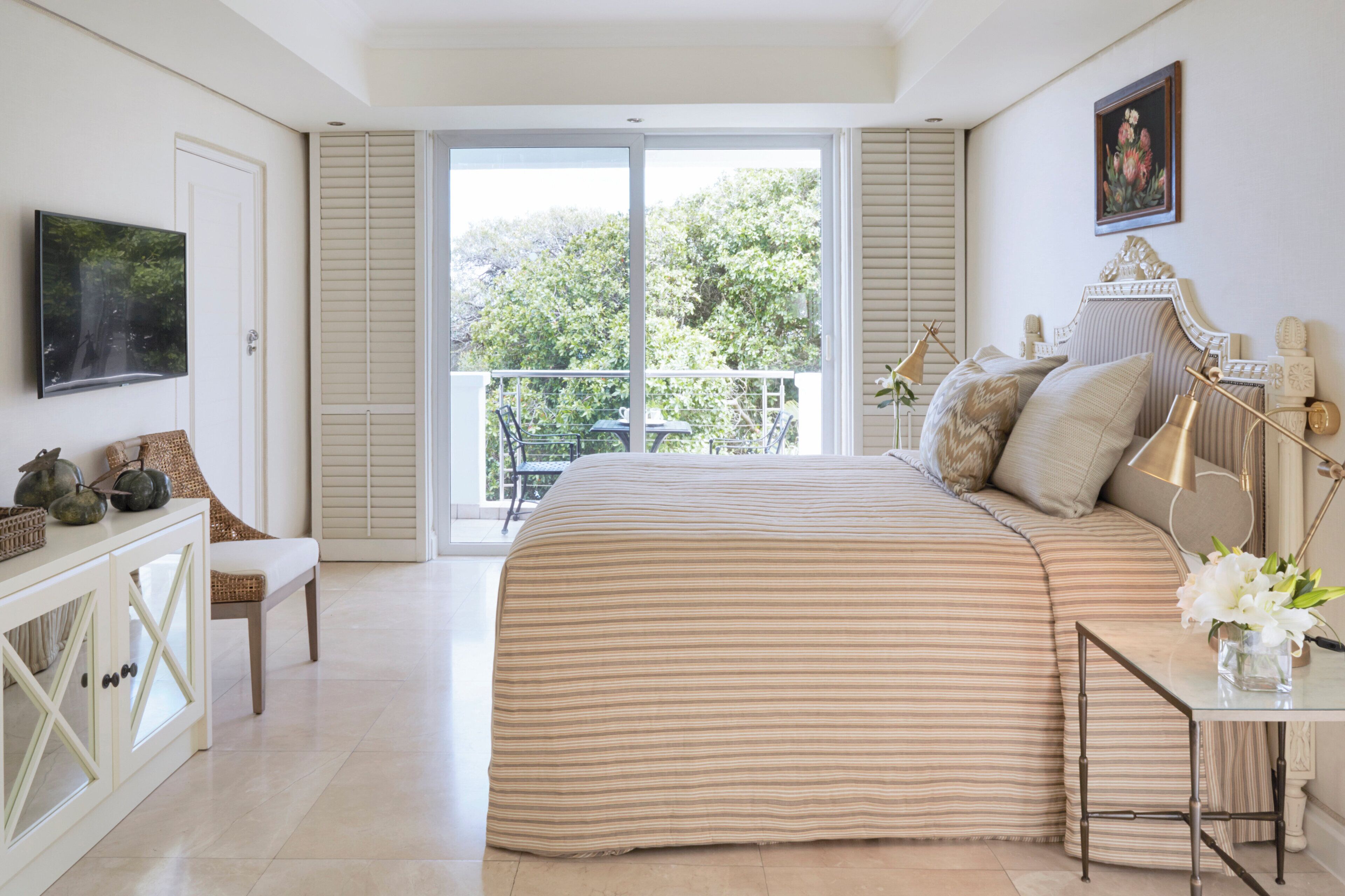 Ropa de cama de alta calidad y caja de seguridad en la habitación 