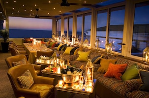 2 restaurantes, se sirve desayuno 