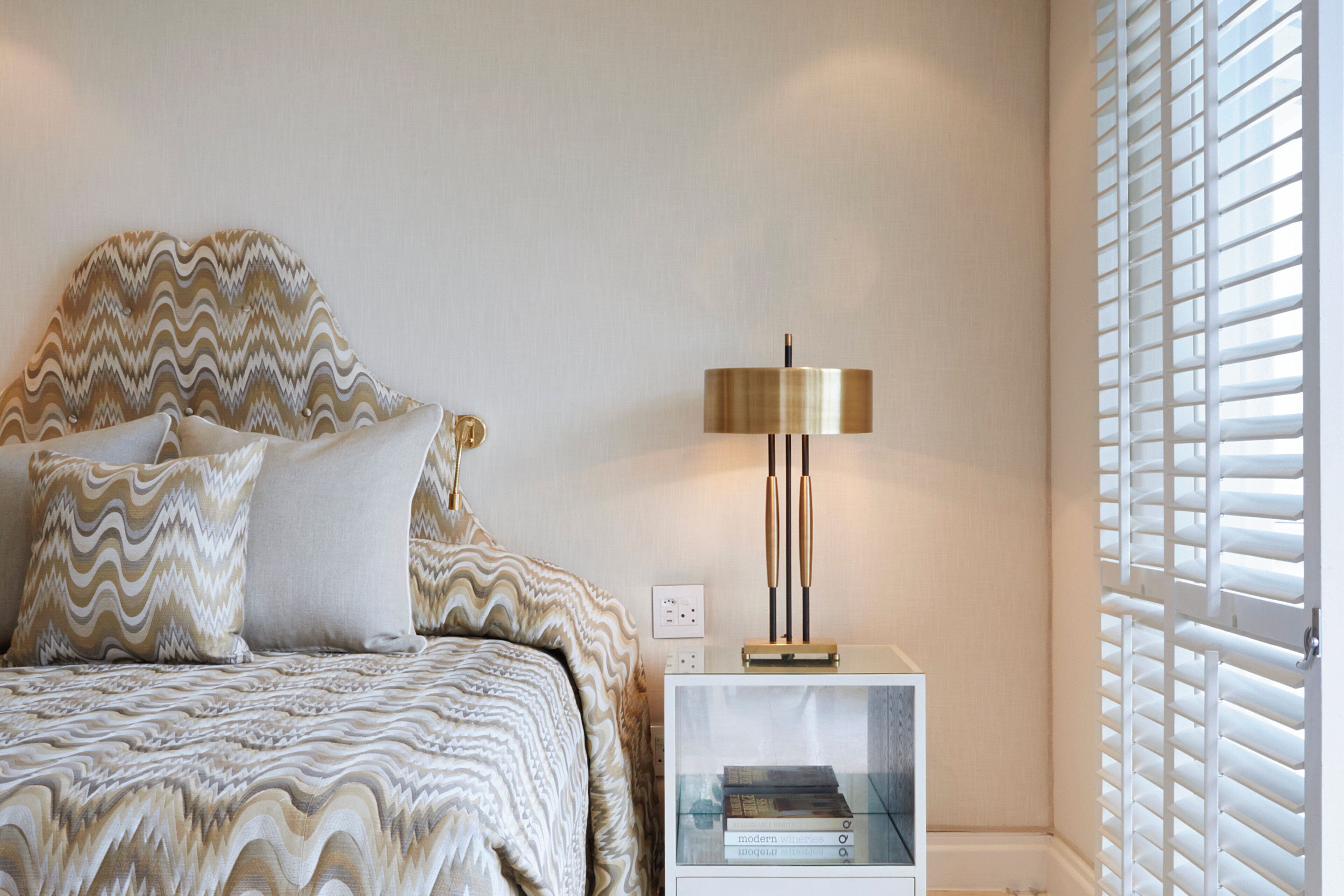 Ropa de cama de alta calidad y caja de seguridad en la habitación 