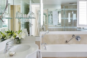 Combined shower/bathtub, designer toiletries, hair dryer, bathrobes - The Twelve Apostles Hotel and Spa (Cape Town)