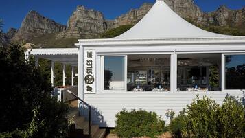 2 restaurants, breakfast served