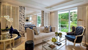 Suite, 1 soverom | Sengetøy av topp kvalitet, safe på rommet og skrivebord