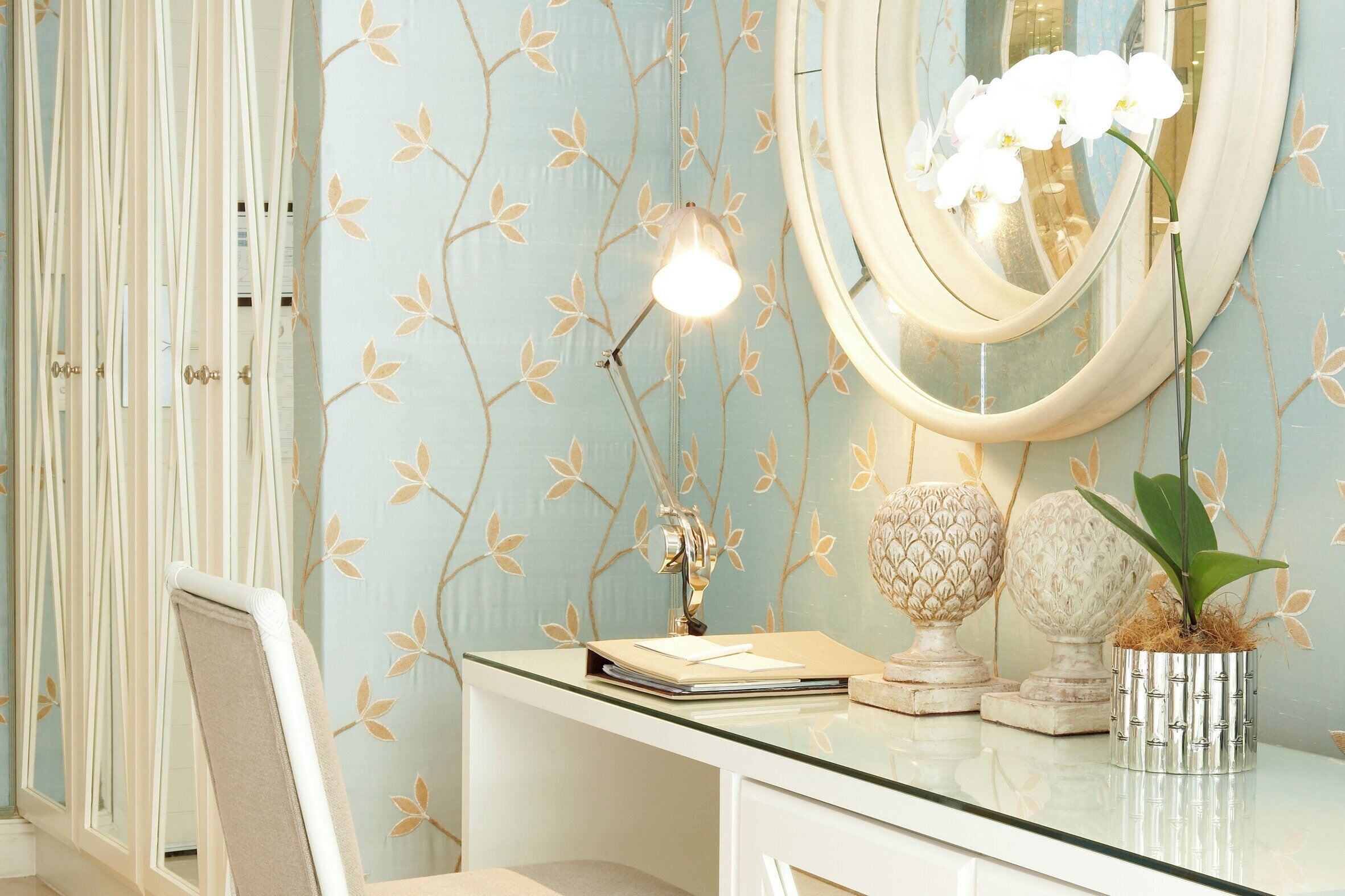 Ropa de cama de alta calidad y caja de seguridad en la habitación 