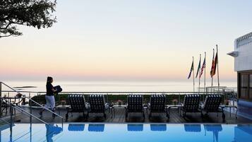 2 piscine all'aperto, ombrelloni da piscina, lettini