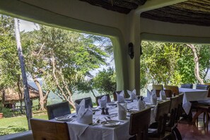 Petit-déjeuner, déjeuner et dîner servis sur place