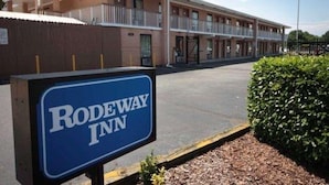 A motel with a sign reading "Rodeway Inn." - Rodeway Inn Charlotte (Charlotte)