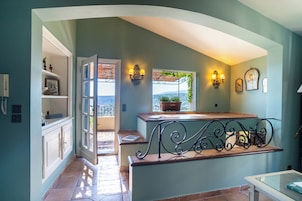 Minibar, caja de seguridad en la habitación y escritorio