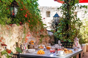 Desayuno buffet diario (EUR 35 por persona)