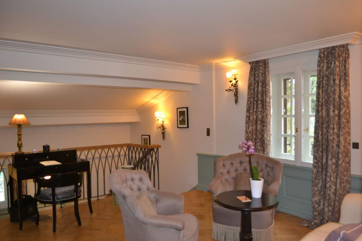 Deluxe-Maisonette, 1 Queen-Bett | Wohnbereich