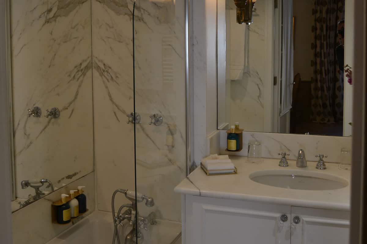 Zimmer (Elegance) | Badezimmer | Badewanne, kostenlose Toilettenartikel, Haartrockner, Bademäntel