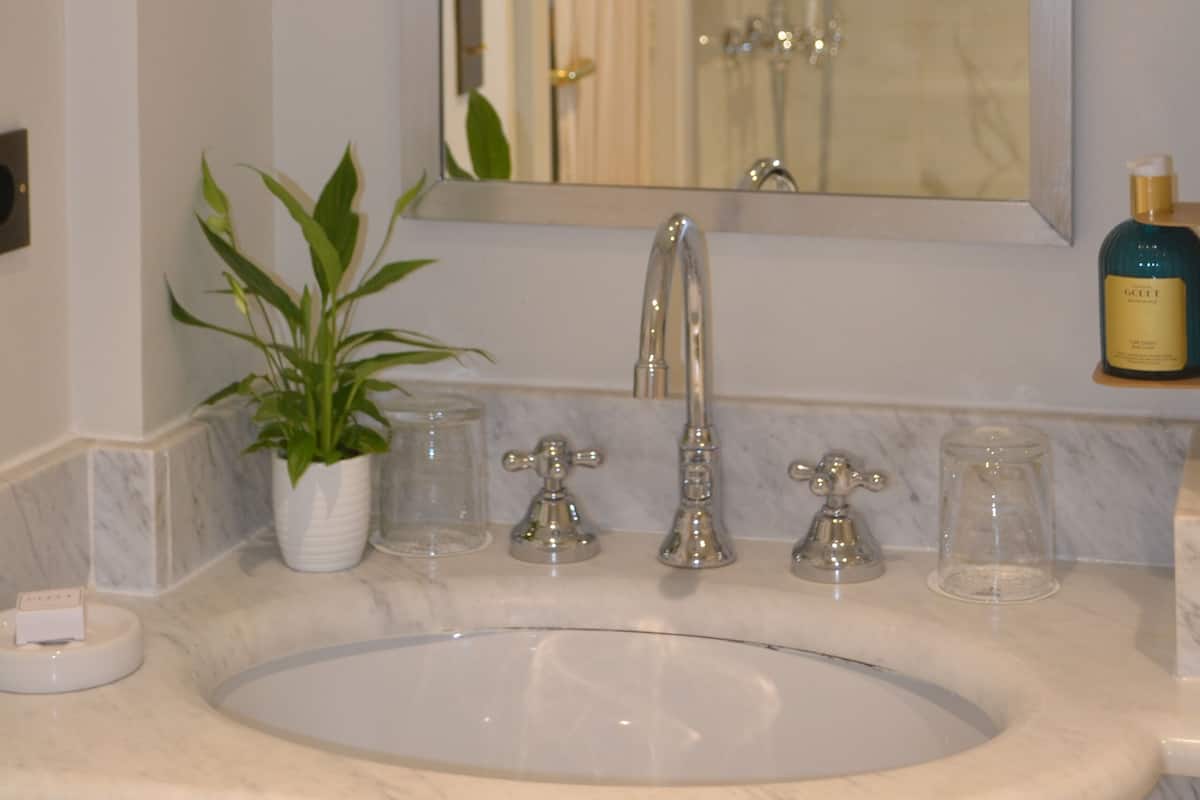 Badewanne, kostenlose Toilettenartikel, Haartrockner, Bademäntel