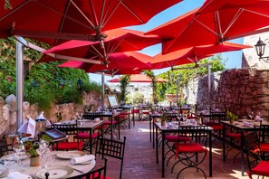 2 restaurants, breakfast served
