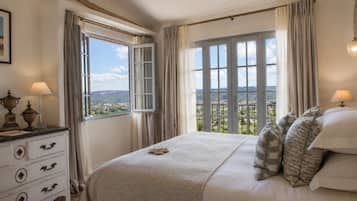 Duplex Suite Sea View | Minibar, in-room safe, desk, blackout drapes