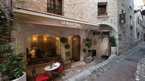 A stone building with a sign reading "Le Saint Paul". - Le Saint Paul (Saint-Paul-de-Vence)