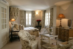 Suite Junior (Village) | Minibar, coffre-fort, rideaux d’obscurcissement