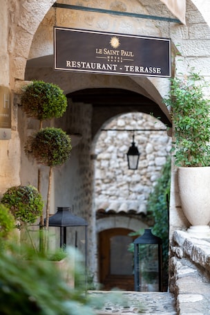 Front of property. Le Saint Paul