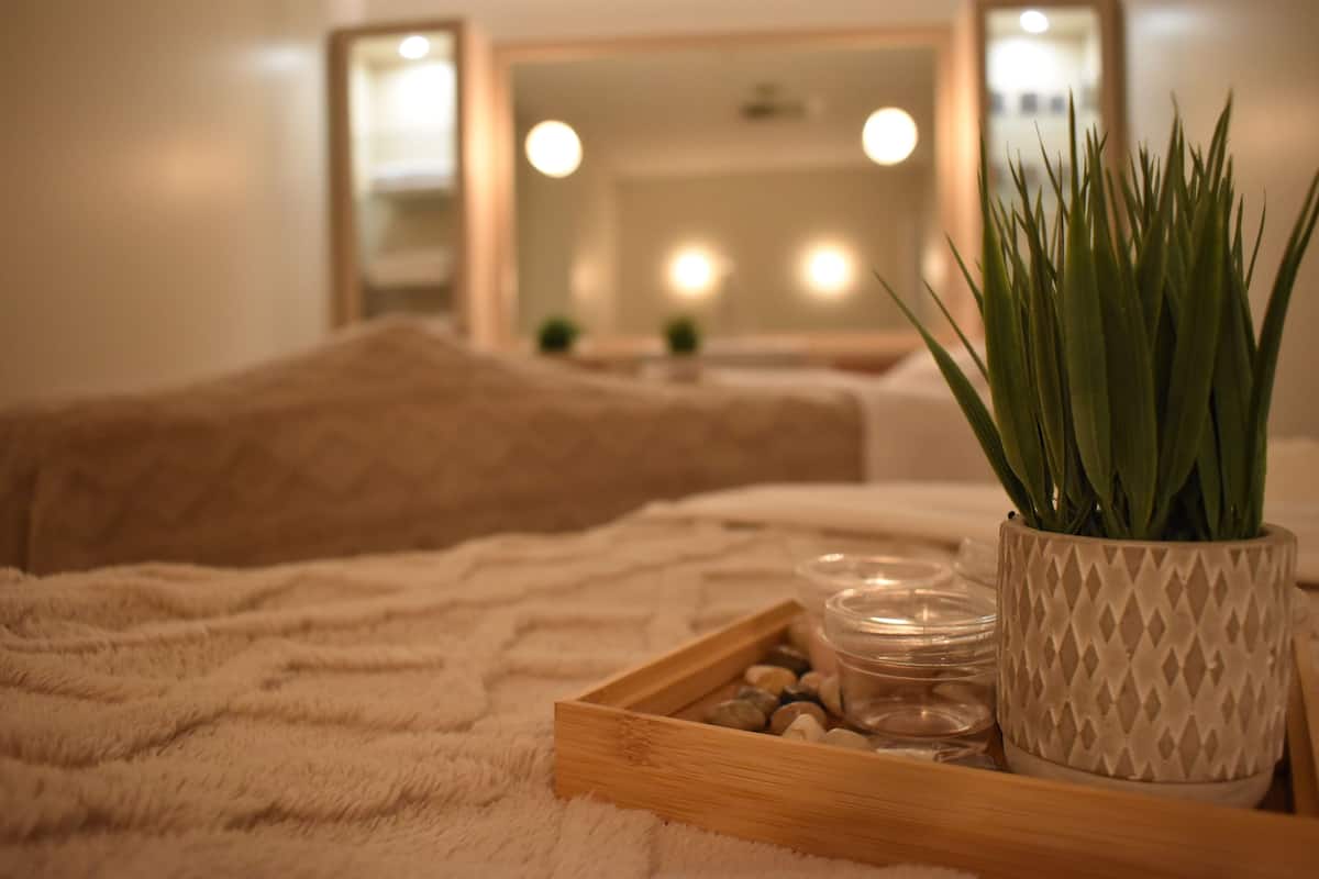 couples treatment room(s), body treatments, hot stone massages