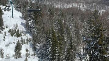 Un télésiège avec un paysage de montagne enneigé en arrière-plan.