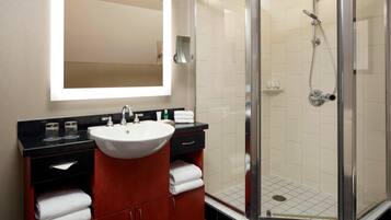 Suite, 2 Schlafzimmer, Nichtraucher, Kamin | Badezimmer | Duschwanne, Designer-Toilettenartikel, Haartrockner, Bademäntel