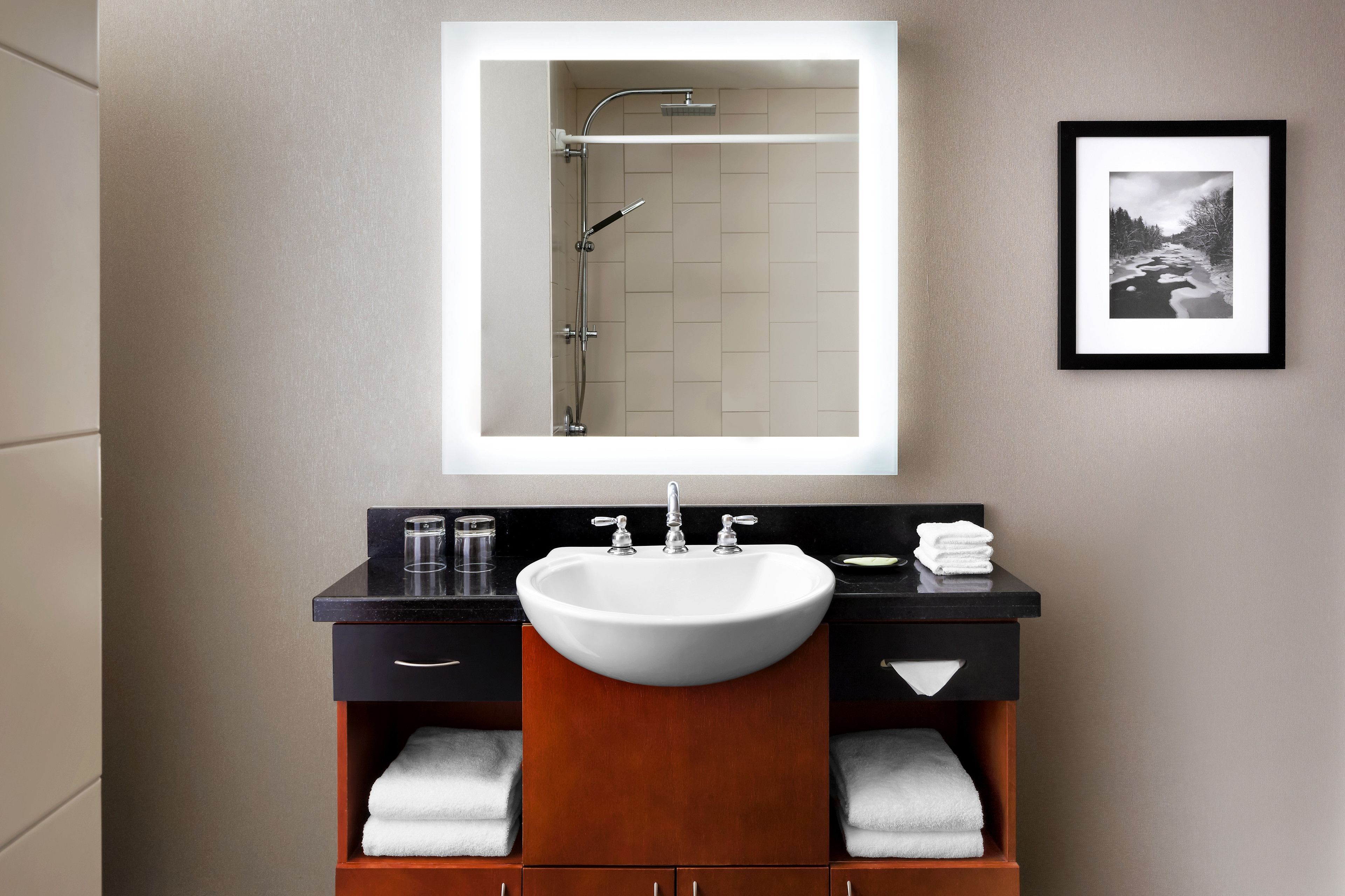 traditional room, 1 queen bed, fireplace | bathroom | combined shower/bathtub, designer toiletries, hair dryer, bathrobes