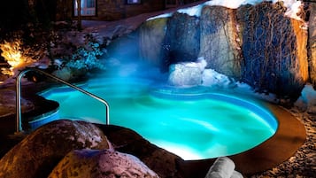 Couples treatment rooms, body treatments, hot stone massages