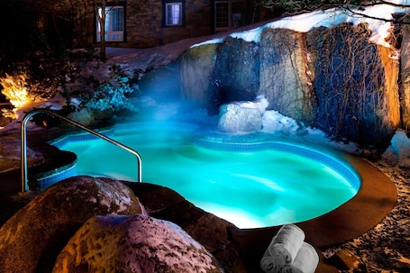 Couples treatment rooms, body treatments, hot stone massages