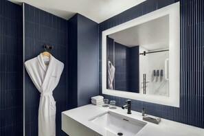 Habitación tradicional, 1 cama King size, chimenea | Baño | Tina con regadera, amenidades de baño de diseñador, secadora de cabello