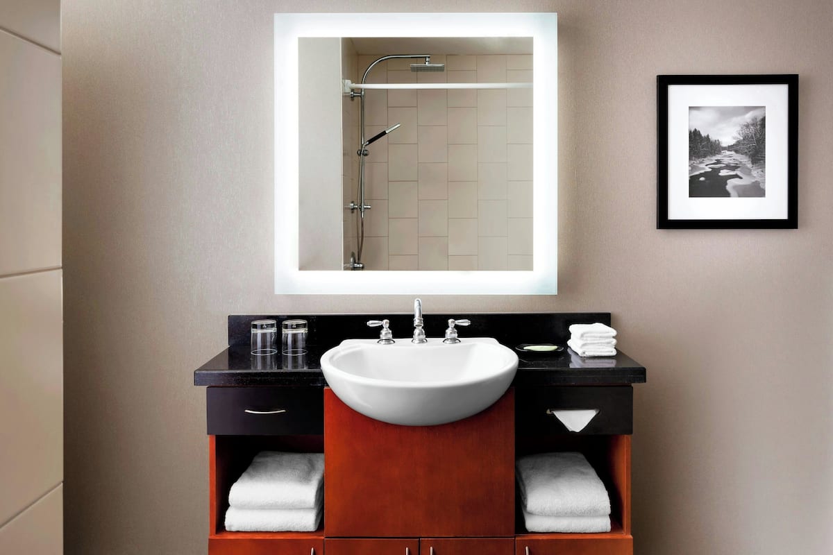 Duschwanne, Designer-Toilettenartikel, Haartrockner, Bademäntel