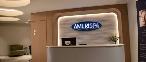Una recepción de diseño moderno, con el logotipo destacado de AMERISPA.