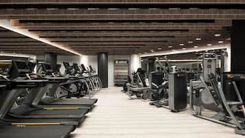 Ein modernes Fitnessstudio mit mehreren Laufbändern, Crosstrainern und Gewichteinrichtungen.